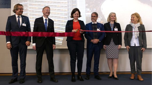 Frau Staatssekretärin Juliane Seifert zerschneidet anlässlich der Eröffnung des "Global Geodetic Centre of Excellence" in Bonn ein rotes Band Frau Staatssekretärin Juliane Seifert zerschneidet anlässlich der Eröffnung des "Global Geodetic Centre of Excellence" in Bonn ein rotes Band