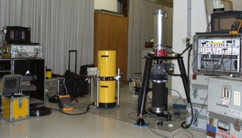 Bild zeigt die Absolutgravimeter A10 auf der linken Seite und FG5 auf der rechten Seite Bild zeigt die Absolutgravimeter A10 auf der linken Seite und FG5 auf der rechten Seite