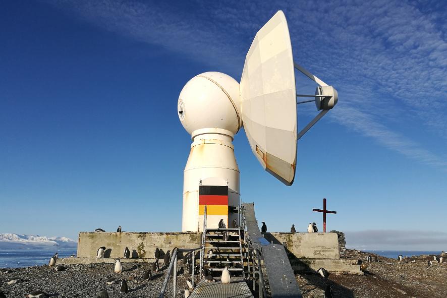 Bild zeigt das Radioteleskop der Station O'Higgins, Antarktis. Bild zeigt das Radioteleskop der Station O'Higgins, Antarktis.