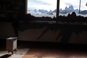 Das Bild zeigt ein SCINTREX CG5 Relativgravimeter und im Hintergrund ein Bergpanorama Das Bild zeigt ein SCINTREX CG5 Relativgravimeter und im Hintergrund ein Bergpanorama