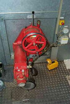 Bild zeigt den Elevationsantrieb des Radioteleskops Bild zeigt den Elevationsantrieb des Radioteleskops