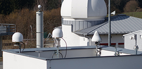 Bild zeigt einige GNSS-Antennen auf dem Beobachtungsturm des Observatoriums Bild zeigt einige GNSS-Antennen auf dem Beobachtungsturm des Observatoriums