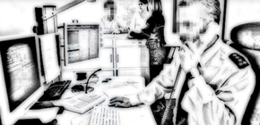 Bild zeigt einen Polizisten an einem PC-Arbeitsplatz  Bild zeigt einen Polizisten an einem PC-Arbeitsplatz